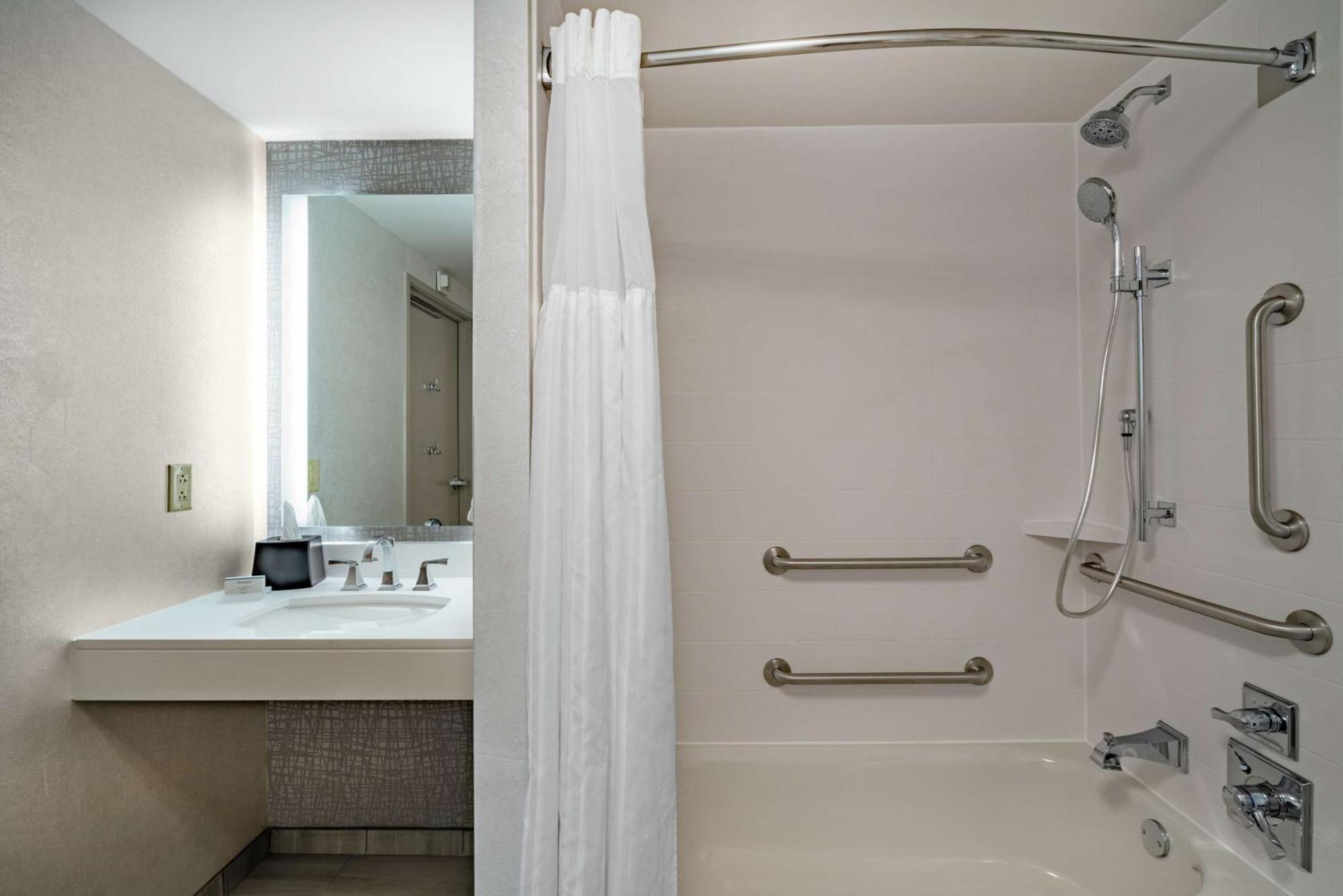 Hilton Garden Inn Louisville East Bagian luar foto