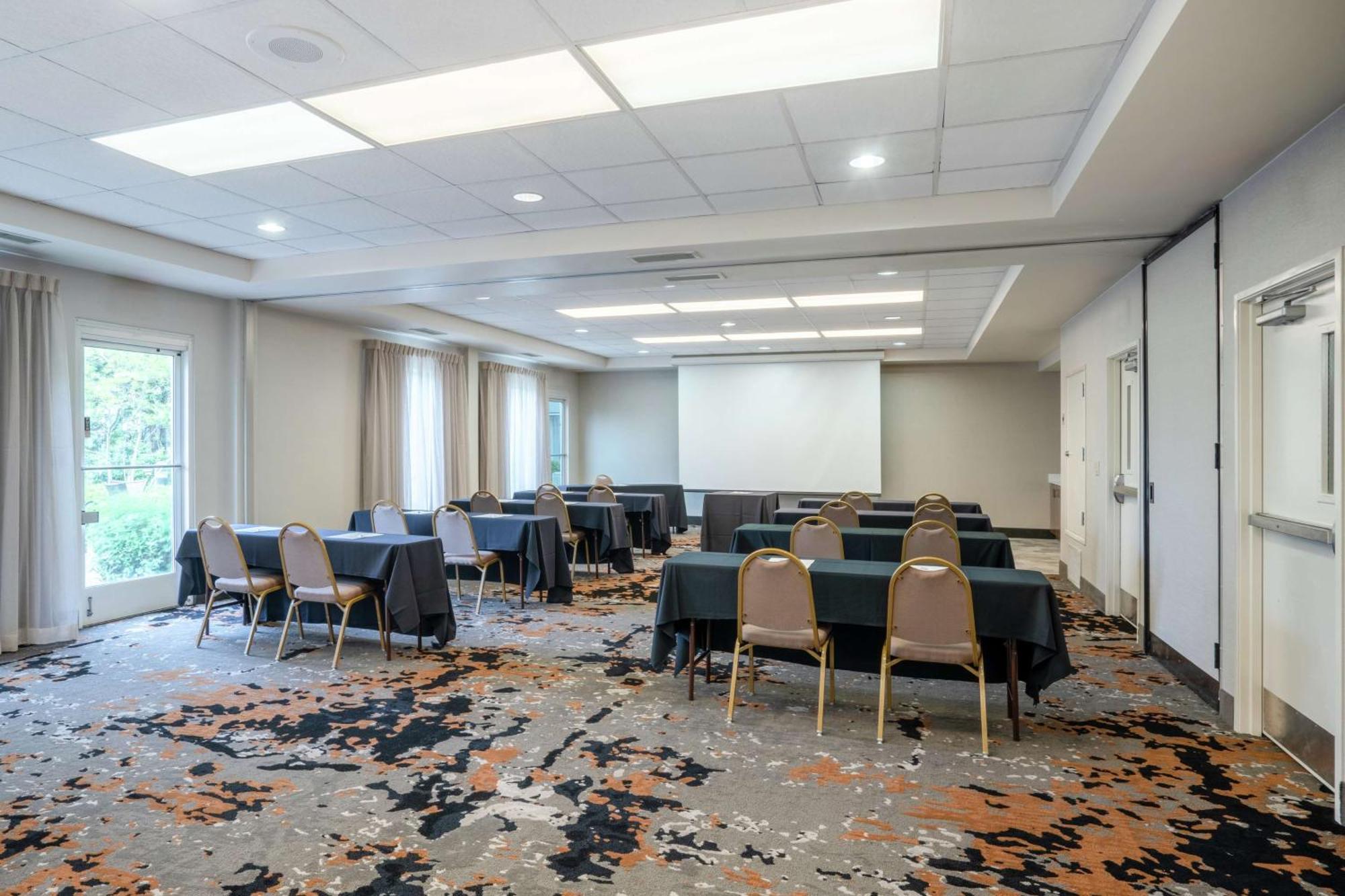 Hilton Garden Inn Louisville East Bagian luar foto